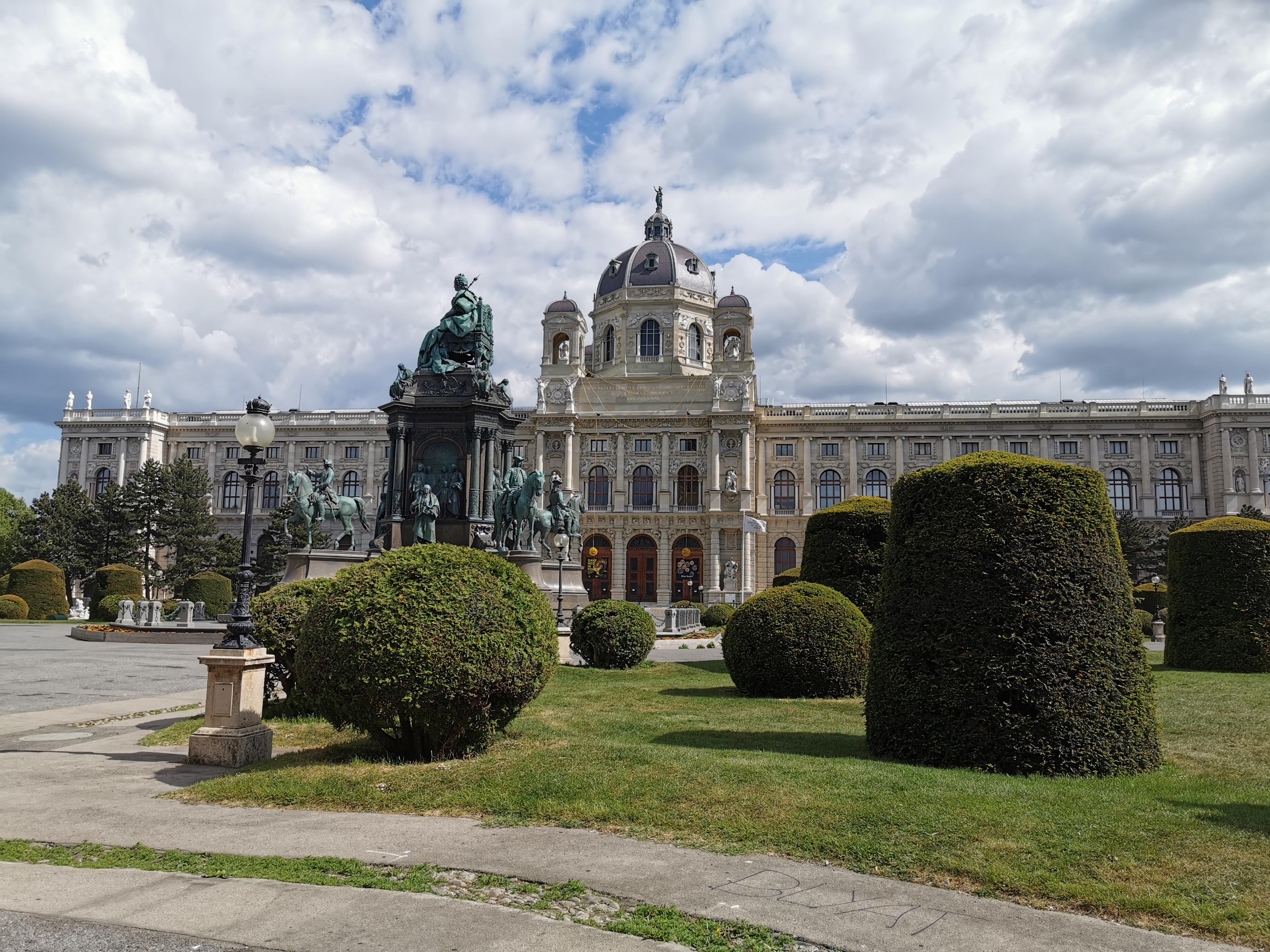 Plac Marii Teresy (matki Józefa II) i gmach Muzeum Historii Sztuki w Wiedniu, którego budowę zlecił Franciszek Józef I, źródło: WikiCommons