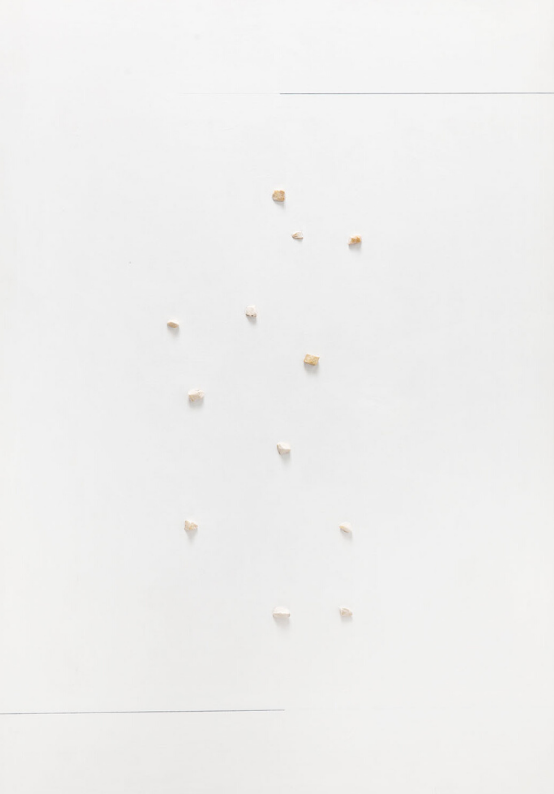 Koji Kamoji "Biały obraz z kamyczkami", 2013/ 2014 r.