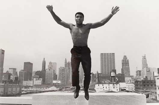 Thomas Hoepker - Muhammad Ali jumping from a bridge over the Chicago River