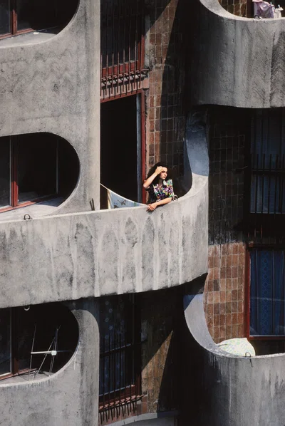 "Wrocław, lato 1982. Dziewczyna na balkonie tzw. 'Sedesowce'", Chris Niedenthal