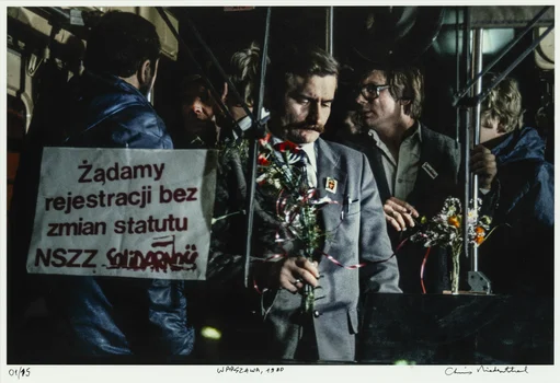 "Lech Wałęsa przyjeżdża pod Sąd w Warszawie przed rejestracją NSZZ Solidarność", Chris Niedenthal
