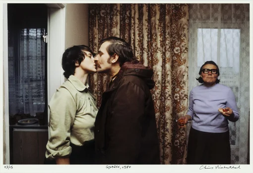 "Pocałunek Wałęsów w ich mieszkaniu Gdańsk-Zaspa 1980", Chris Niedenthal