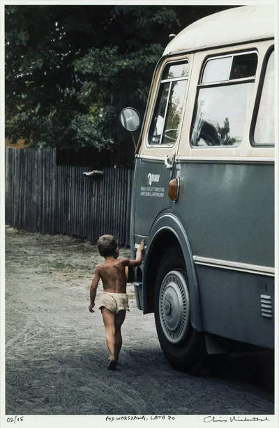 "Chłopak i autobus “Ogórek”. Pod Warszawą, 1977", Chris Niedenthal